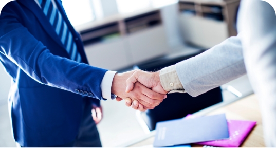 握手しているビジネスマン