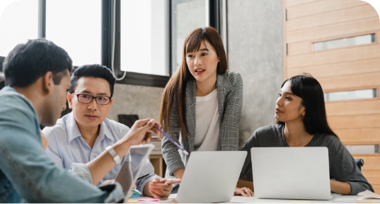 会議をする人々
